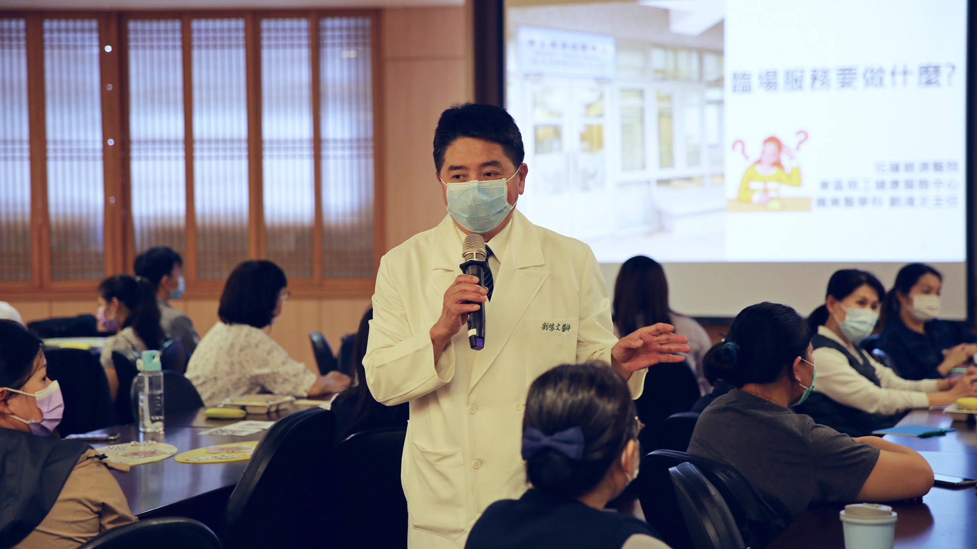 花蓮慈院職業醫學科主任劉鴻文介紹「東區勞工健康服務中心」臨場服務。