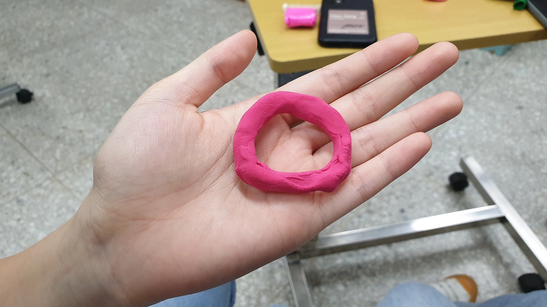 慢慢將原本如大拇指一般的黏土壓扁,中間還要有約10公分的洞,這就是生產時,孕婦子宮頸的變化。