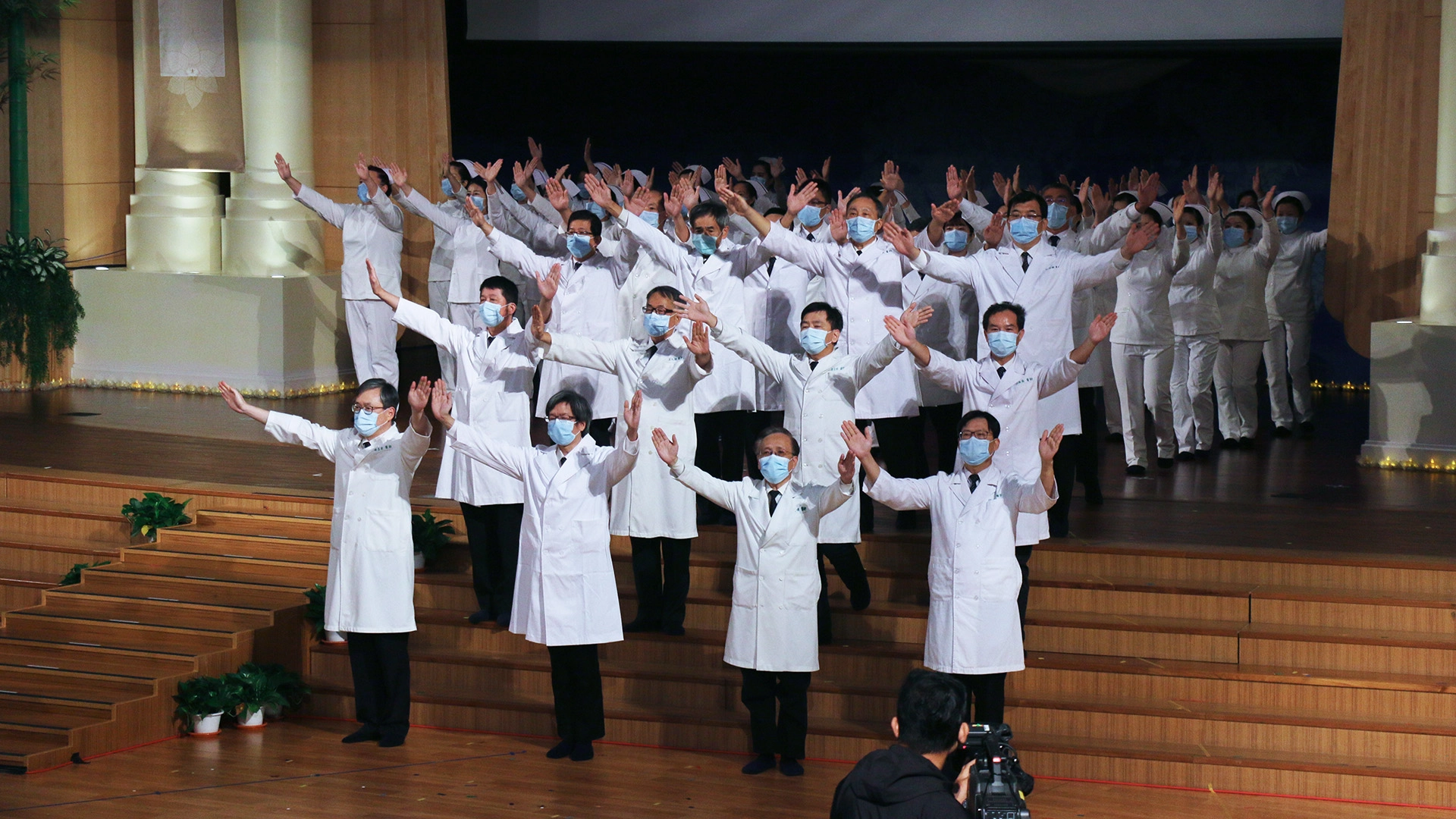 85位不同職類的主管與同仁演繹法華經,引領大眾將佛法契入生活實踐。