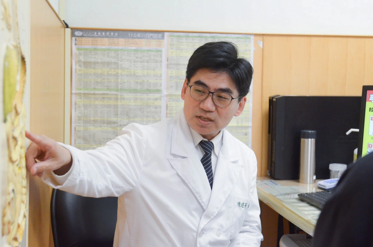 陳建華主任向患者解釋大腸支架放置術原理（示意圖）
