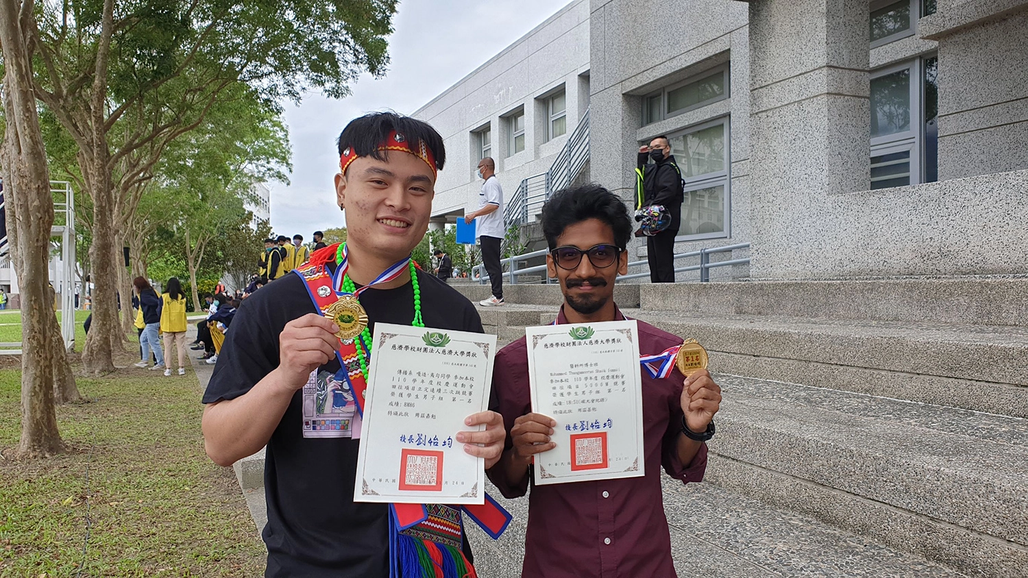 國際化的慈濟大學，競爭也是愈來愈激烈，最受矚目的5000公尺跑步由來自印度的醫研所博士生Meeran(右) 以18分51秒打破記錄，立定連續三次跳則由傳播系嘎造&middot;夷勾(左)獲得第一名