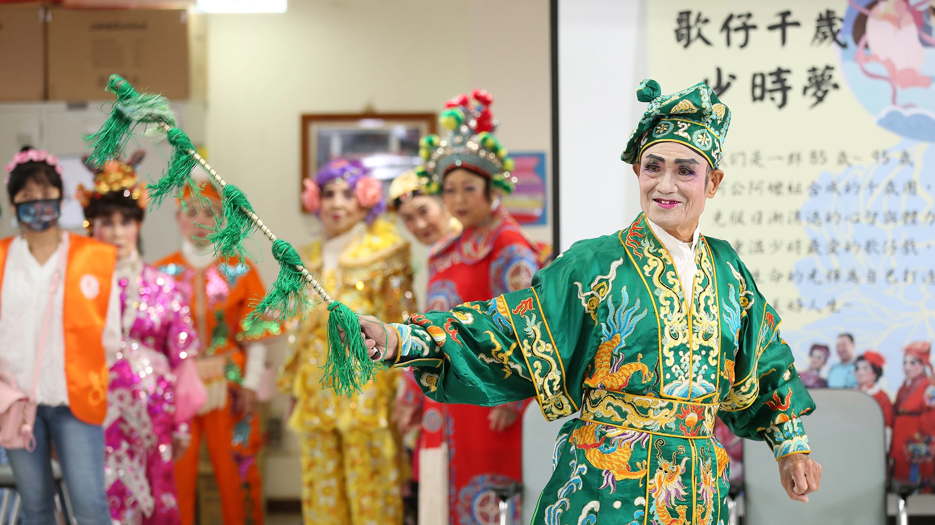 金連阿公慢慢走出喪妻之痛,勇敢登台出演歌仔戲處女秀。
