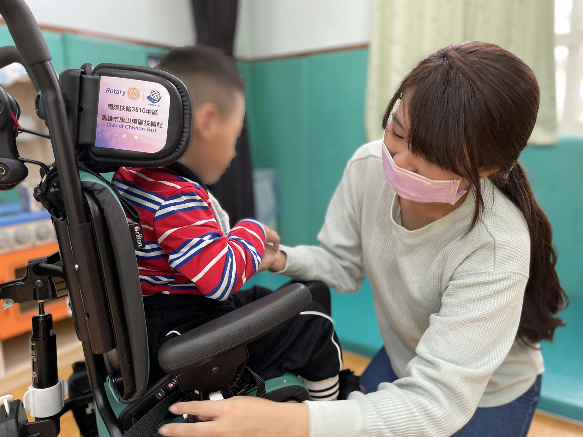 新的學習椅到位,慢飛天使坐得更穩、參與活動的時間更長