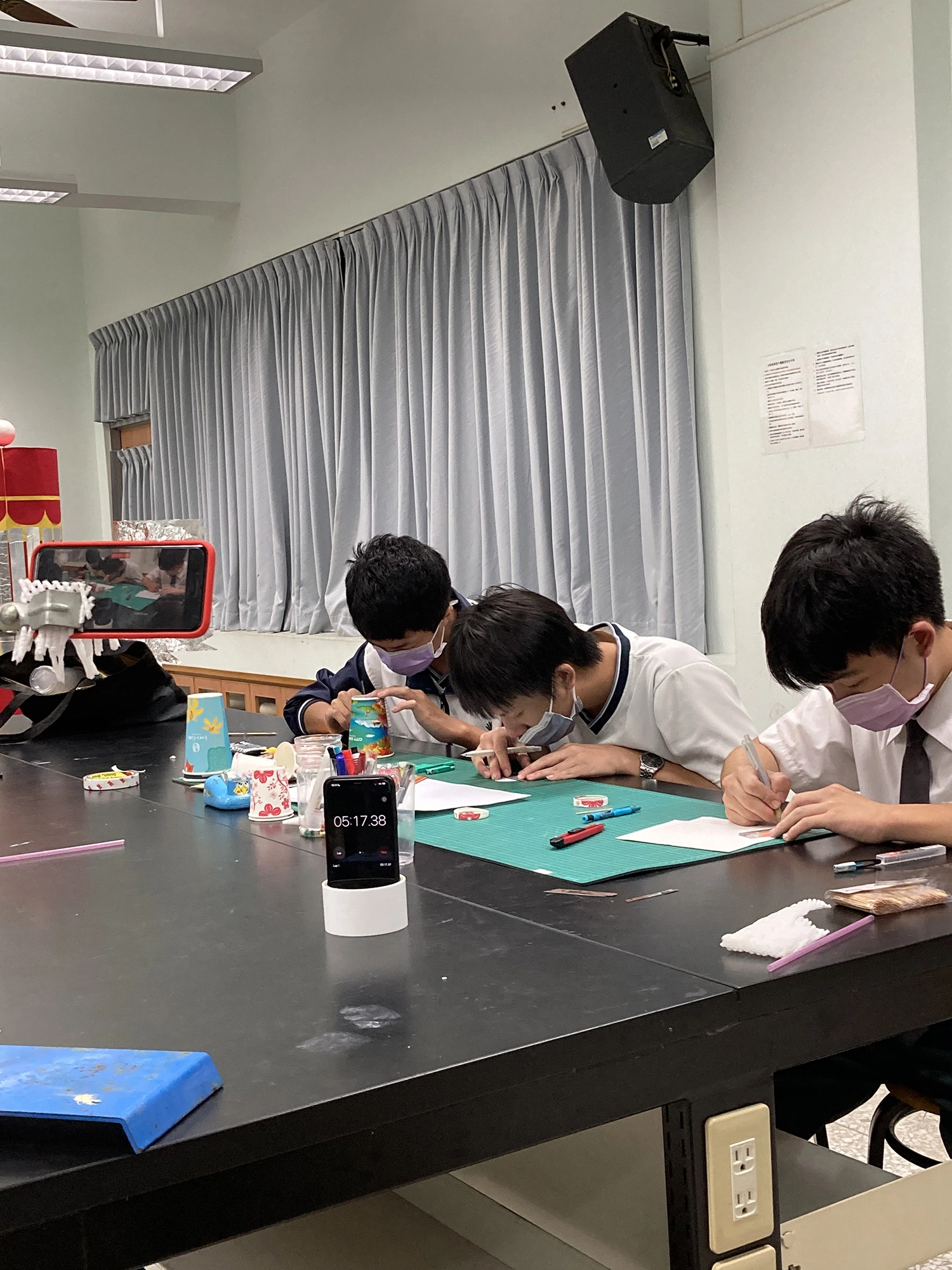 團隊合作專心製作競賽素材,感恩簡志雄老師、吳淑敏老師、謝金邦老師用心陪伴指導。