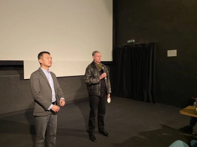 文化部駐英文化組長陳斌全(左)及策展人裴開瑞(CHRIS BERRY)教授。