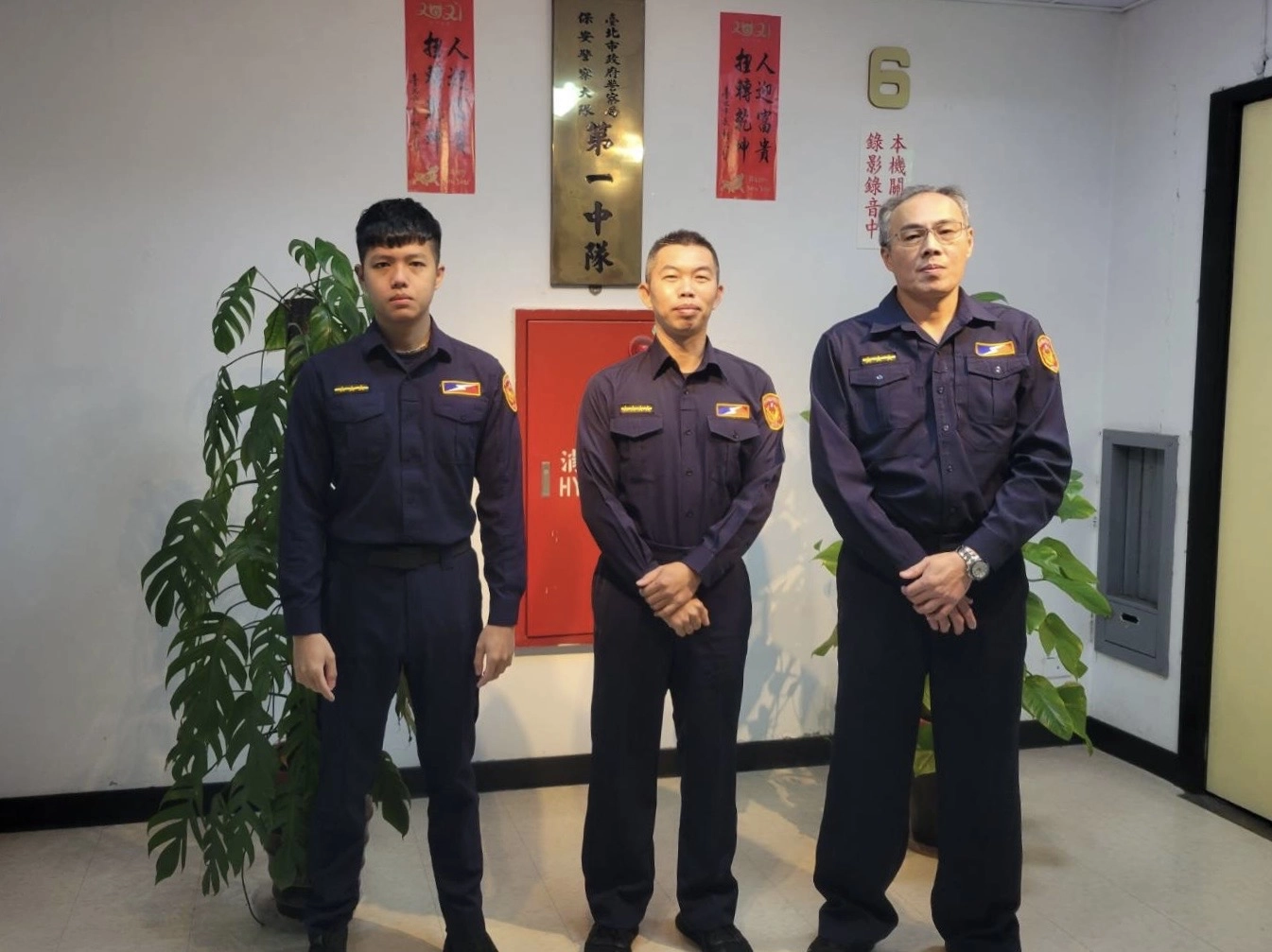 臺北市政府警察局保安警察大隊第一中隊警員蘇煜斌、小隊長洪輝武、警員邱文輝等三人(由左至右)。