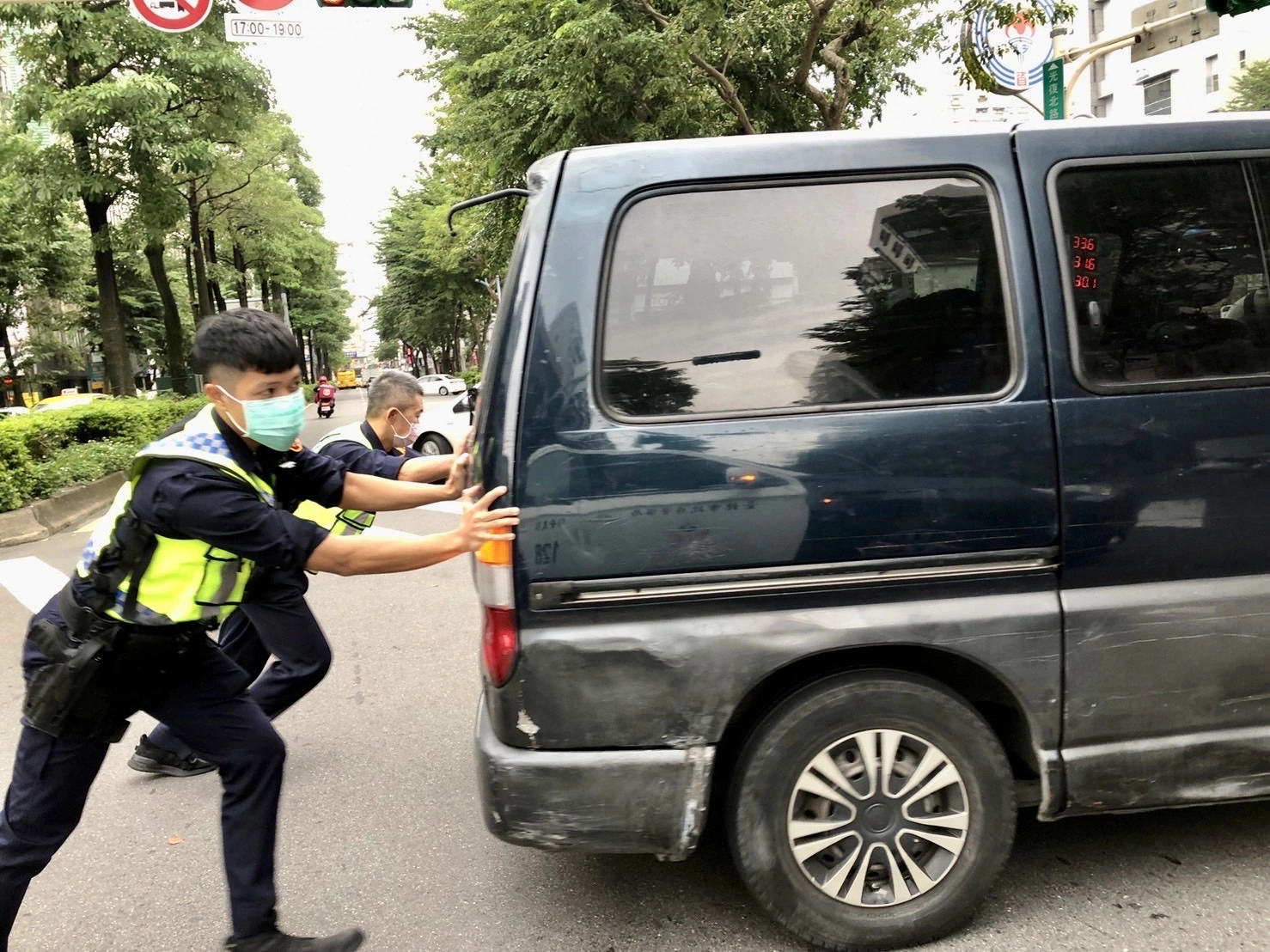 雙警徒步推車百公尺,臺北市保大暖警交通急救援。
