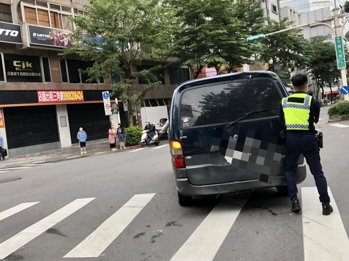 廂型貨車疑似拋錨卡路中,保大員警見狀立刻下車協助。