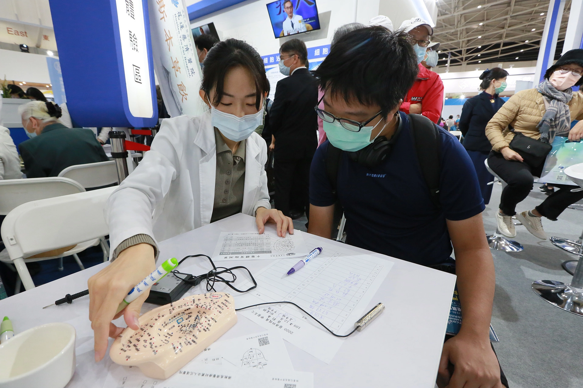 花蓮慈院中醫部團隊在展場提供的免費健康體驗,非常受歡楊,今年的展場將持續這項中醫傳統。