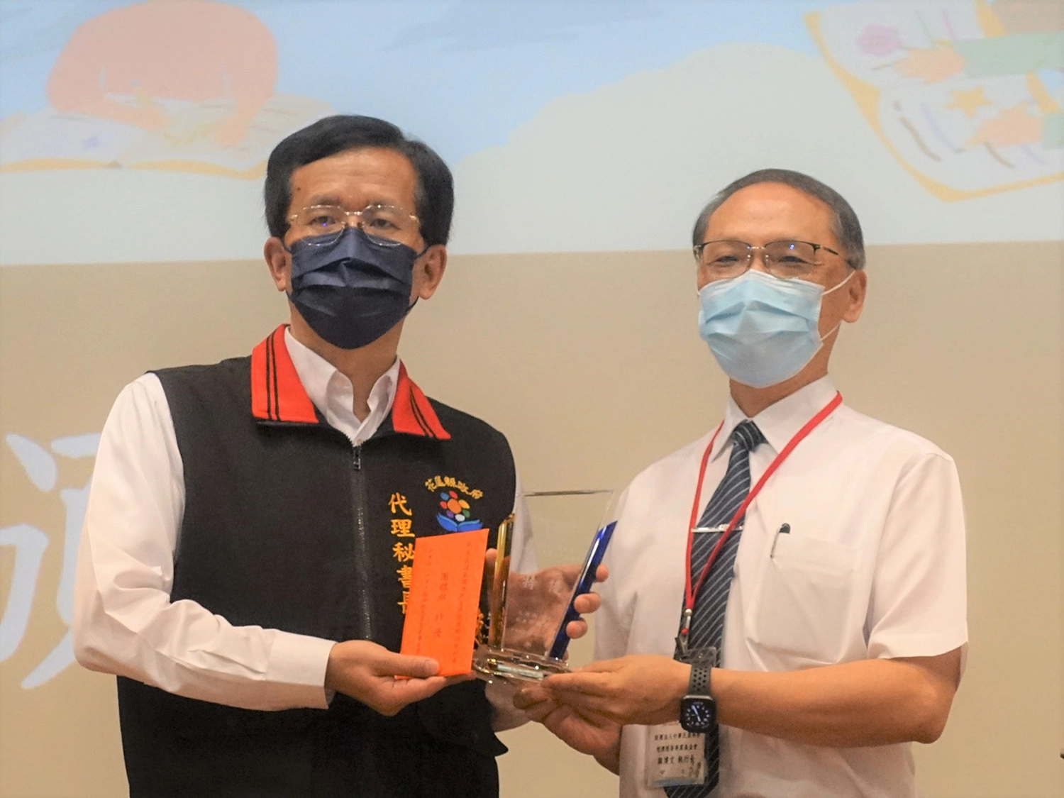 「第8屆國家環境教育獎」慈濟獲特優,花蓮縣代理秘書長張逸華(左)頒獎給慈濟慈善事業基金會執行長顏博文(右)。(圖為慈濟基金會提供)