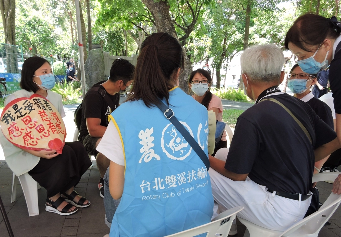 扶輪社與慈濟交流分享公益活動,希望共同將「救人一命、無損己身」的觀念廣為周知。