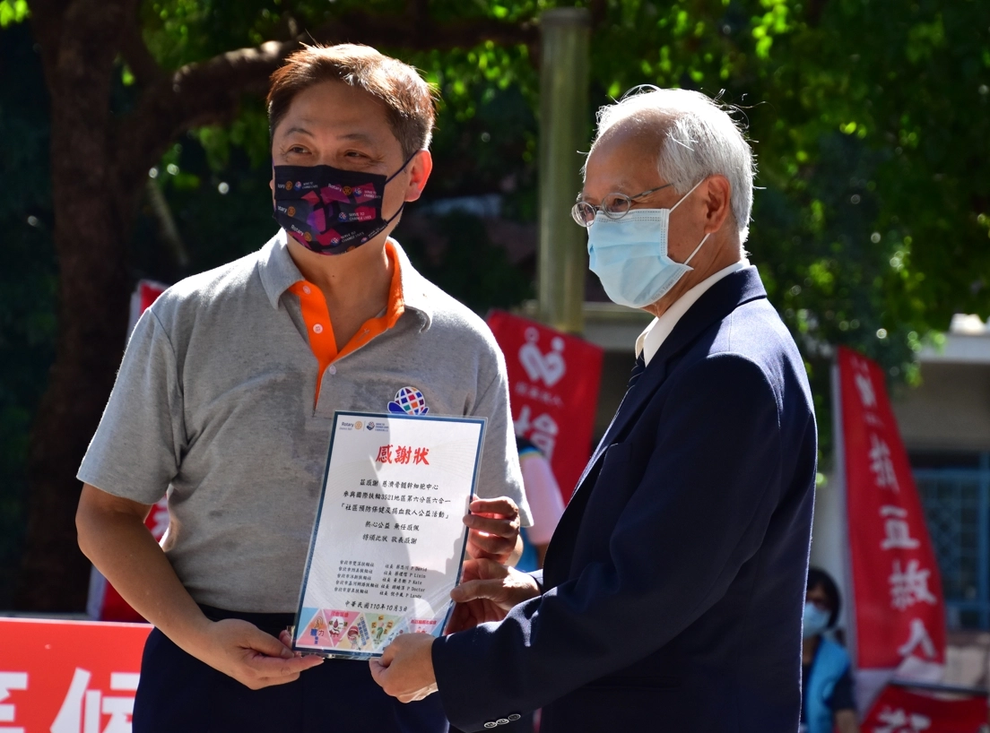 慈濟骨髓幹細胞中心楊國梁主任(右)接受國際扶輪感謝狀,希望疫情能早日消弭。