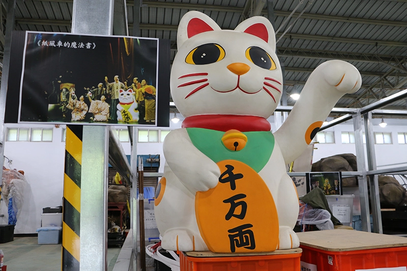 紙風車道具倉庫中保存許多過往演出道具,圖中道具出自《紙風車的魔法書》。