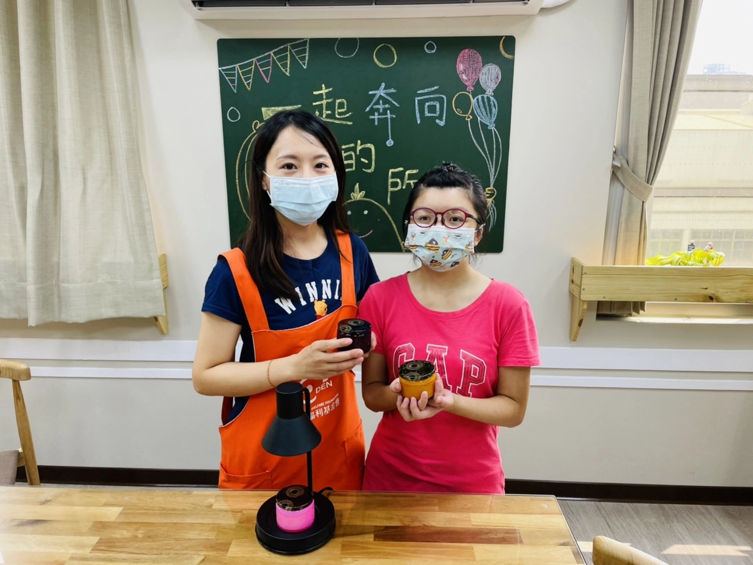 倫倫在經過教保老師的細心指導下,已經可以完成手作香氛蠟燭。