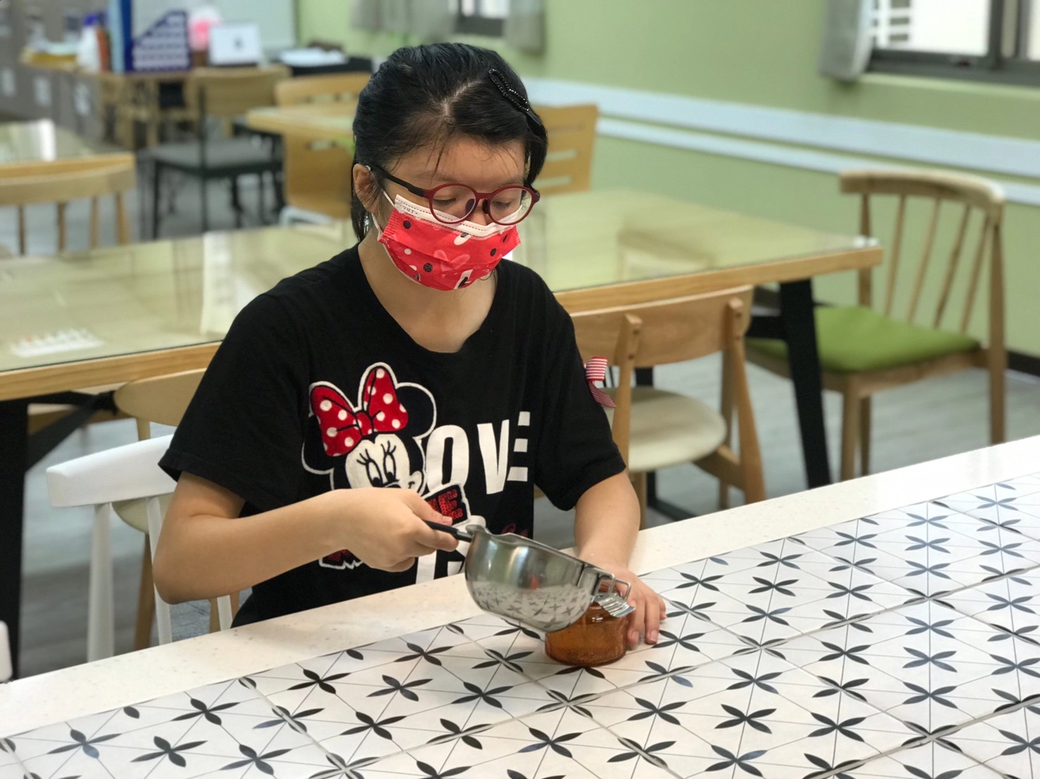新莊幸福小作所手作課程,訓練倫倫的專注力、細膩度。