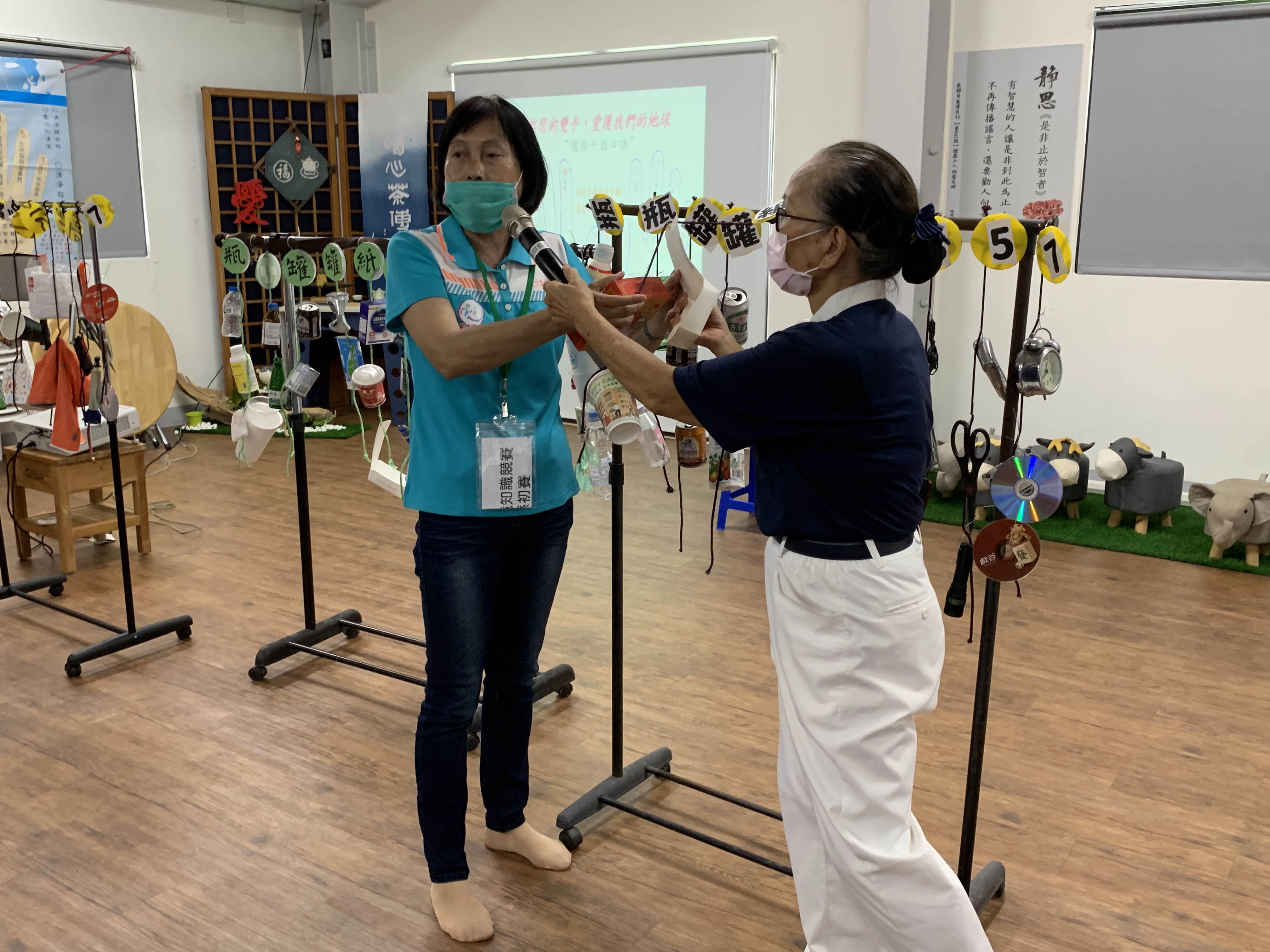頂溪社區志工吳真珠,透過分組體驗實作,立即示範教學。