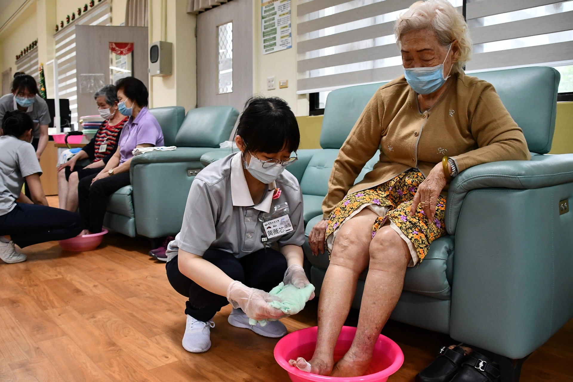 先讓老人家泡腳,等待腳趾甲較軟後再修剪。