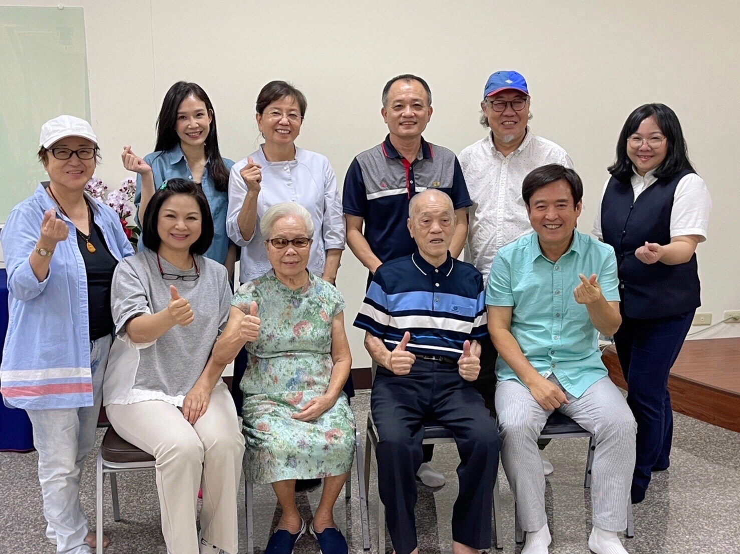 林博生導演即將開拍大愛劇場新戲「天下第一招」，主要演員與主人翁相見歡。