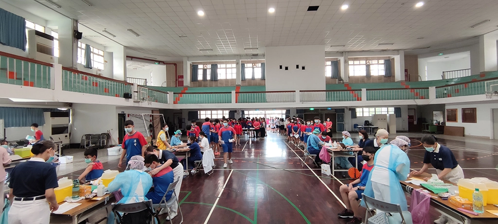 臺中慈濟醫院團隊進入潭子國中校園,為學生接種BNT疫苗。