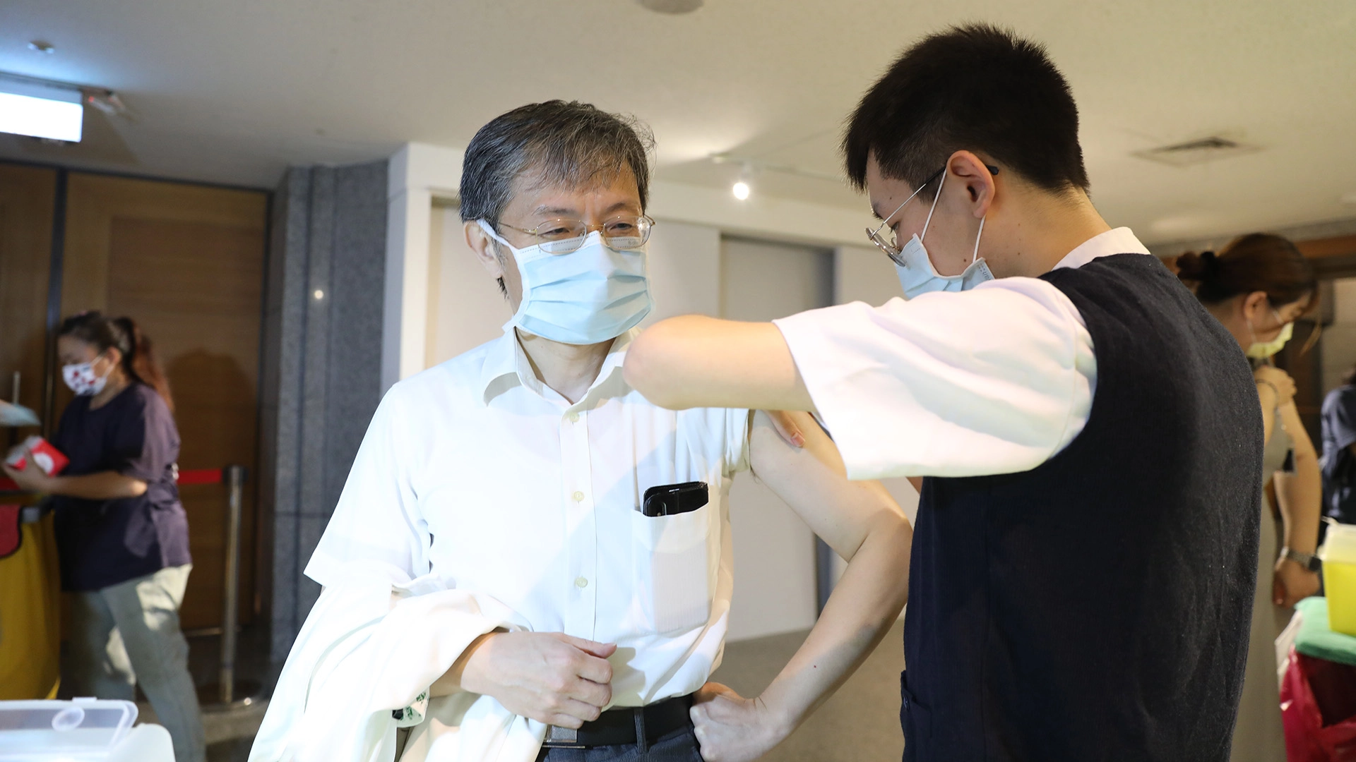 骨科部主治醫師姚定國,為了不影響病人就醫權益,選擇門診開始前接種流感疫苗