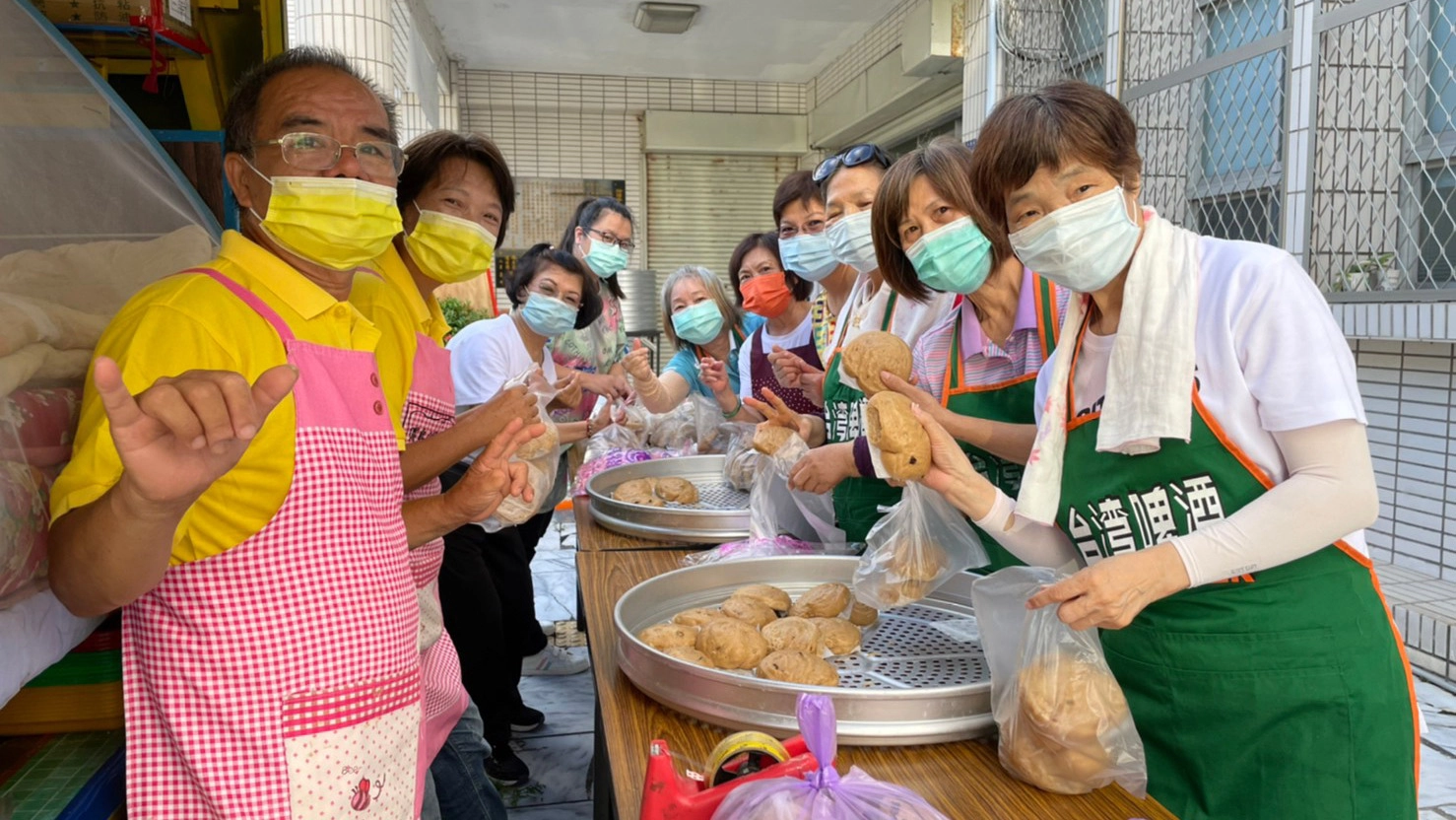 大家合力分裝饅頭給醫院及受扶家庭