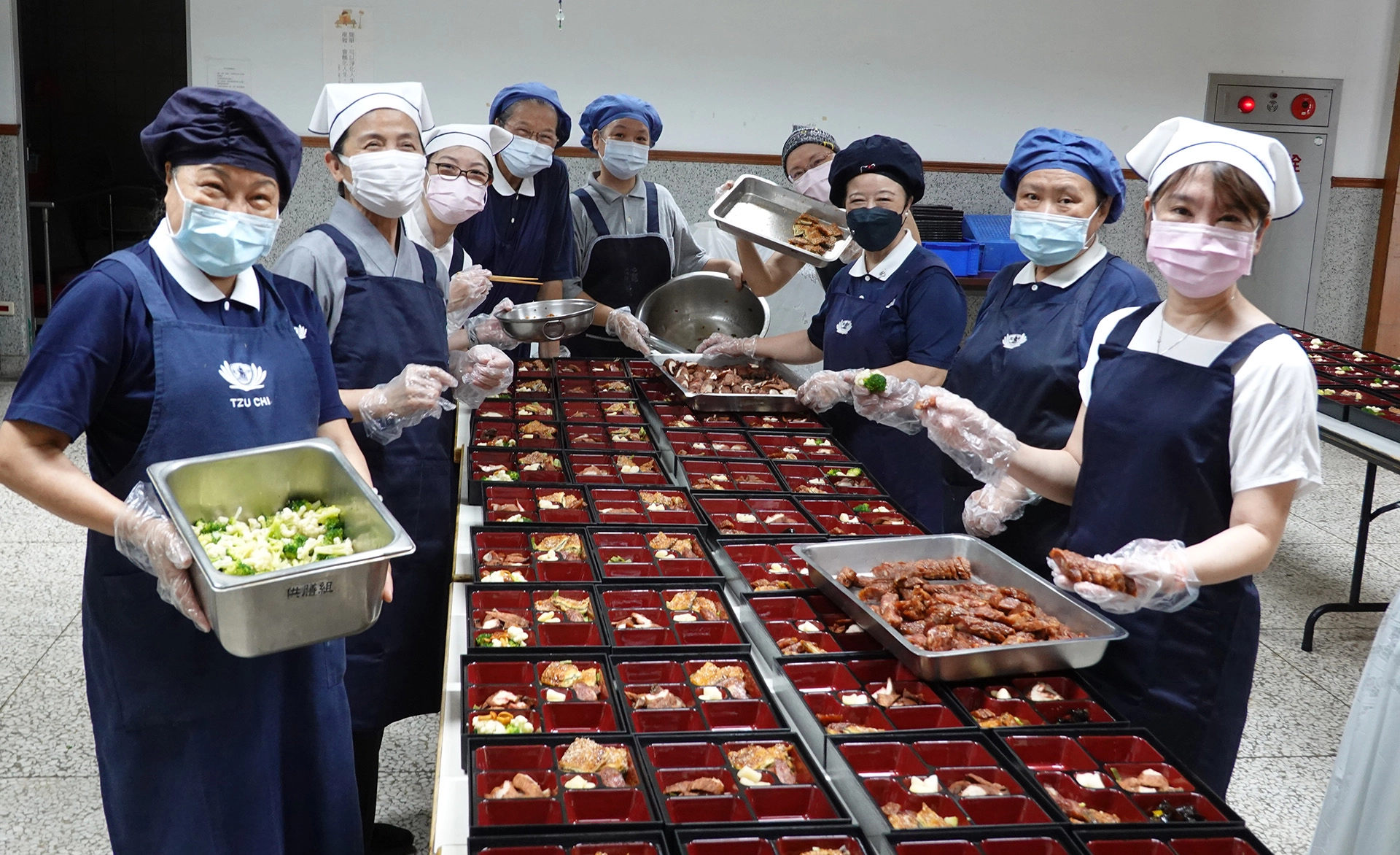 花蓮慈濟醫院發起「素素平安健康餐盒」活動,左二為花蓮慈院常住志工顏靜曦師姊、左三為花蓮慈院院長夫人夏玉心師姊, 大家最大的共通點是付出充滿法喜的滿足笑容。