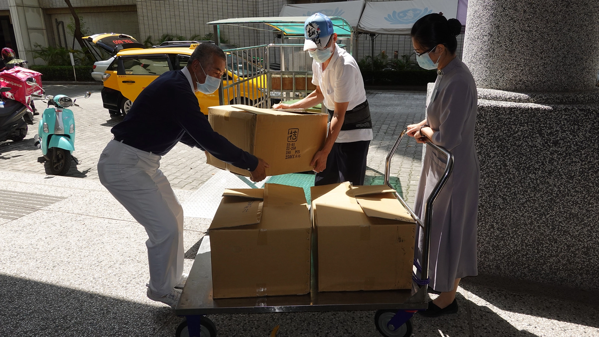 為了趕上護理部用餐時間,總務室同仁與志工用機動小貨車分二趟運送。