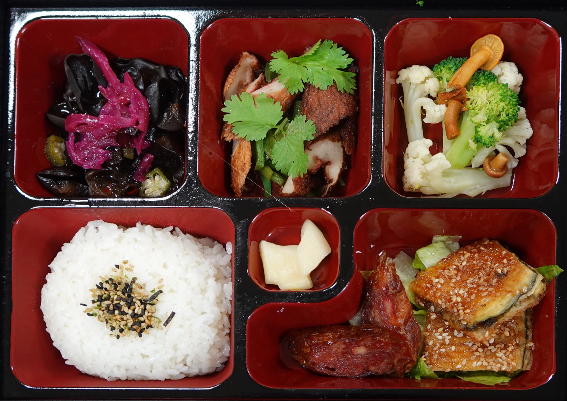 素素平安餐盒,別小看有素食版「蒲燒鰻」、「紅燒肉」、「香腸」等主菜, 更讓人驚豔的是每樣主菜底層,還鋪著可口的手工小菜,鹹淡適中,正港五星級水準。