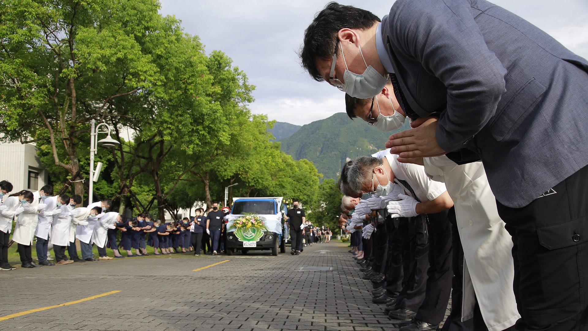 周應照理事長在這次課程中擔任醫師老師,教導大家術式學習,周應照理事長說:「在無語良師面前,我們都是學生。」