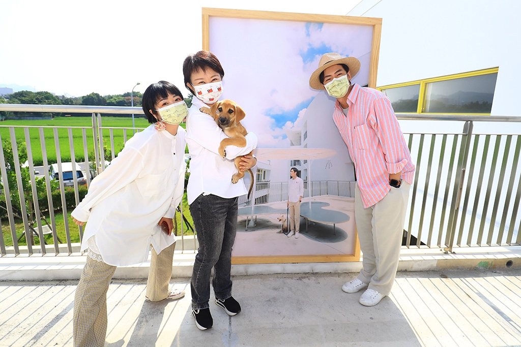 盧市長在攝影師的作品前開心抱起動物合拍。