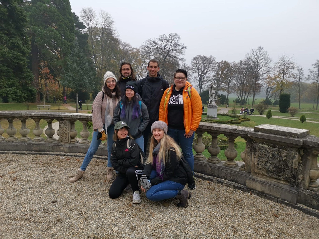於Tiergarten_Sch&ouml;nbrunn與好友體驗當地人文之美，臺北科技大學王茹怡(蹲位左1)提供。
