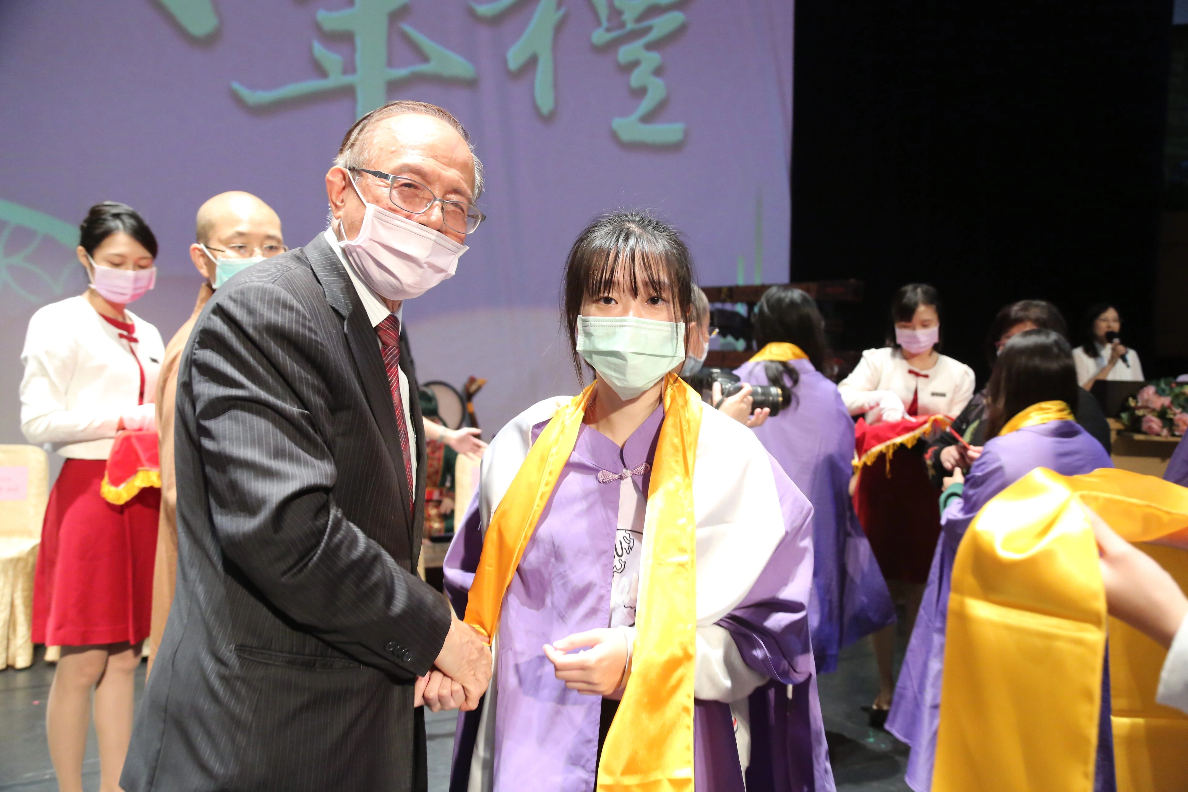 南華大學辦學特色「成年禮」亦為新生必修辦通識課程,師長披戴再加禮「黃巾」。