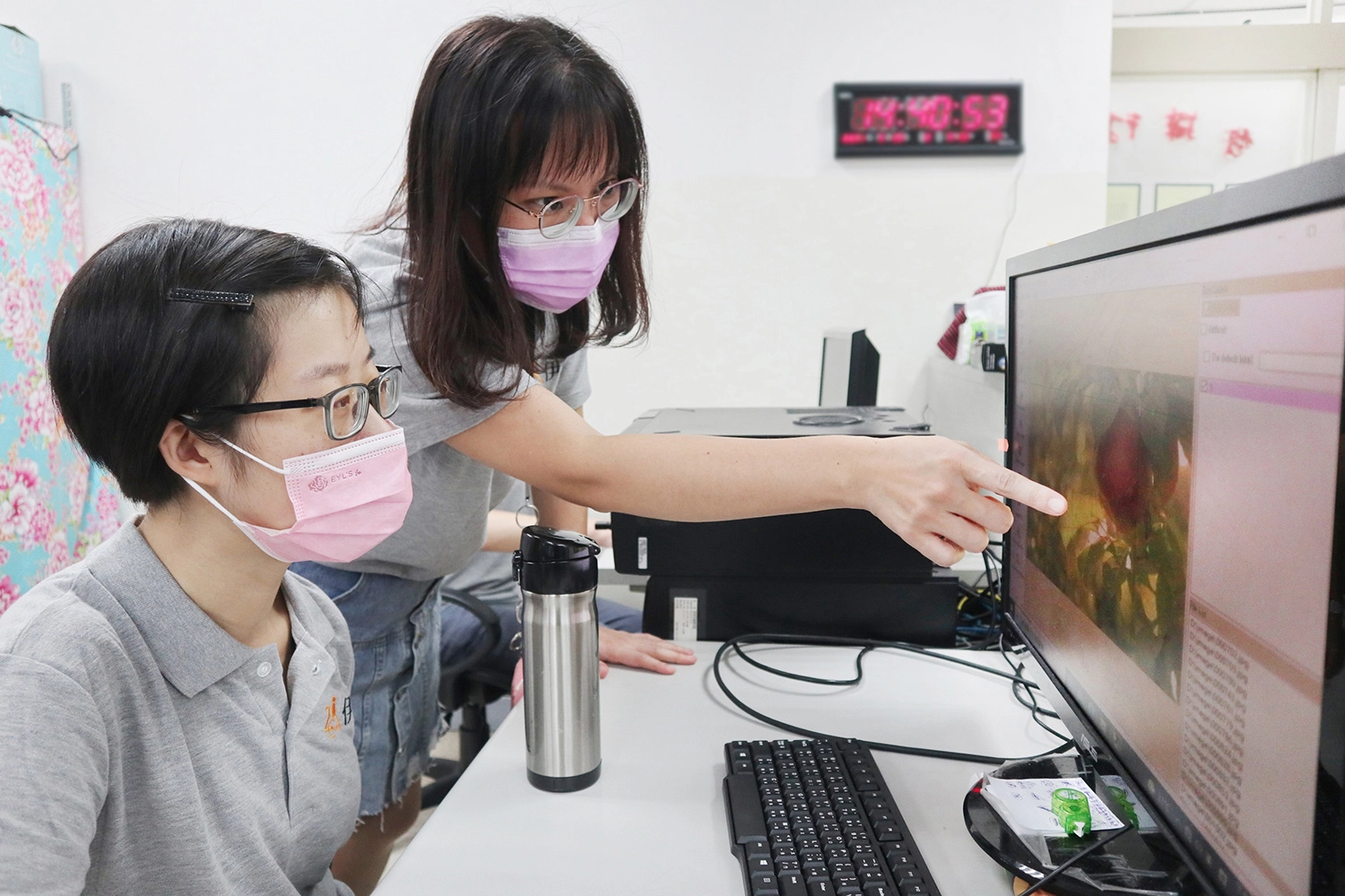 伊甸基金會助氧氣瓶女孩依軒(左) 克服先天心臟病 成為AI標註師。