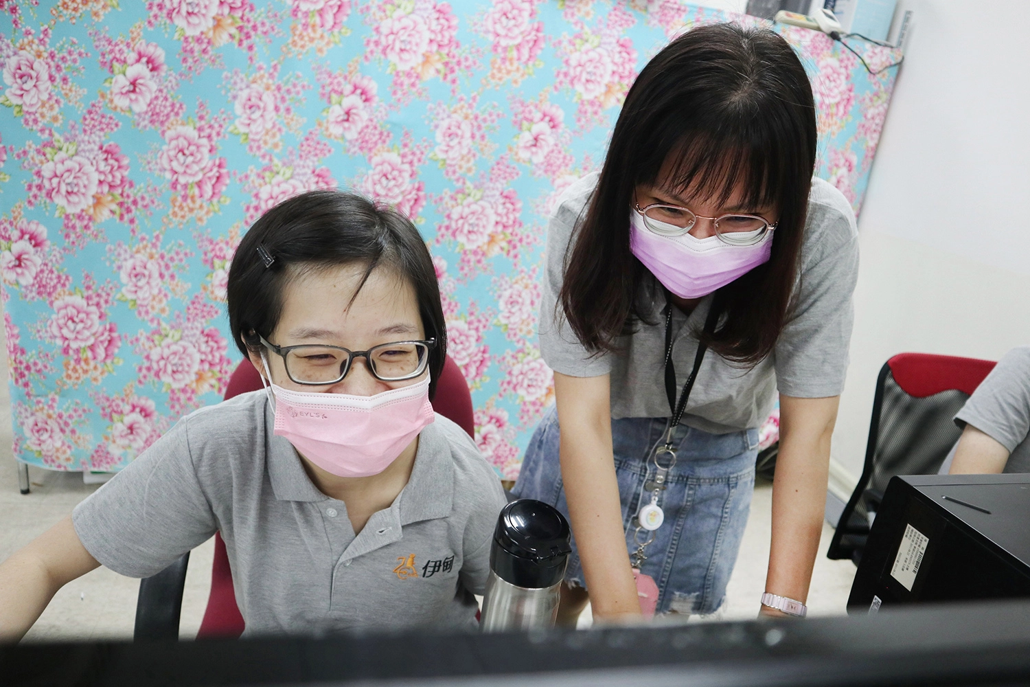 身障庇護員工依軒(左)在伊甸得到人生中的第一份工作，成為一位「AI數據標註師」，為上萬張圖片進行過標註，透過工作重拾自信。