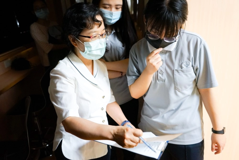 陸秀芳老師指導學生進行OSCE 測驗的行前叮嚀