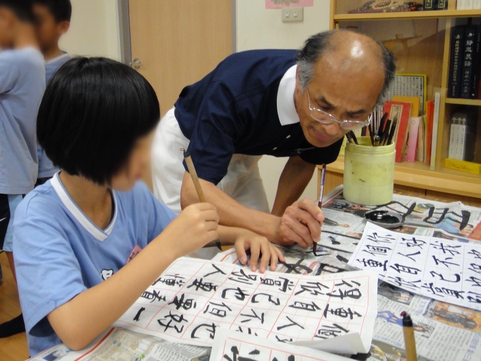 林鴻祺除了關懷長者,也關懷弱勢家庭孩童,圖為2014年資料照片。(攝影:施惠珍)