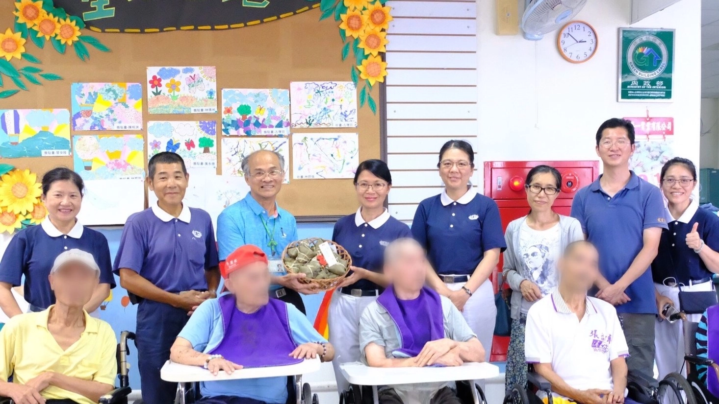 林鴻祺(左三)結合台東慈濟志工舉辦端午節關懷長者活動,圖為2018年資料照片。(攝影:黎恆義)