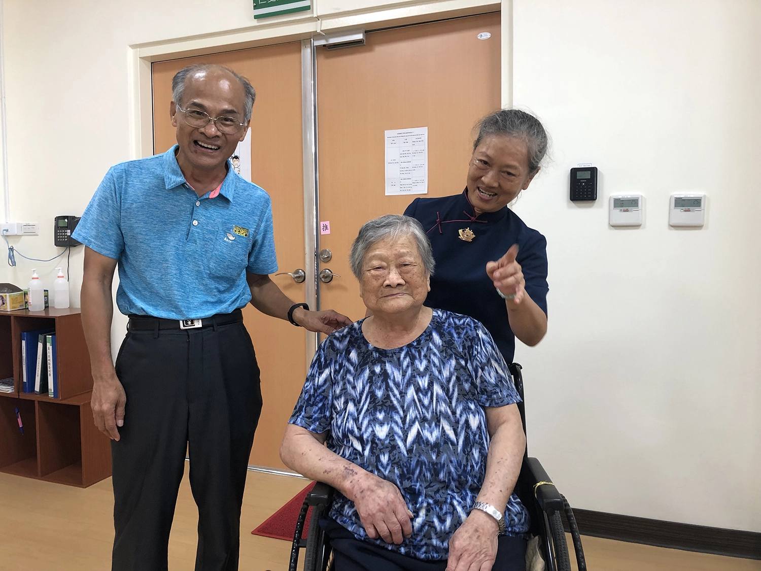 林鴻祺(左)秉持證嚴上人的理念,關懷仁愛之家的長者,圖為2019年資料照。(攝影:羅庭茜)