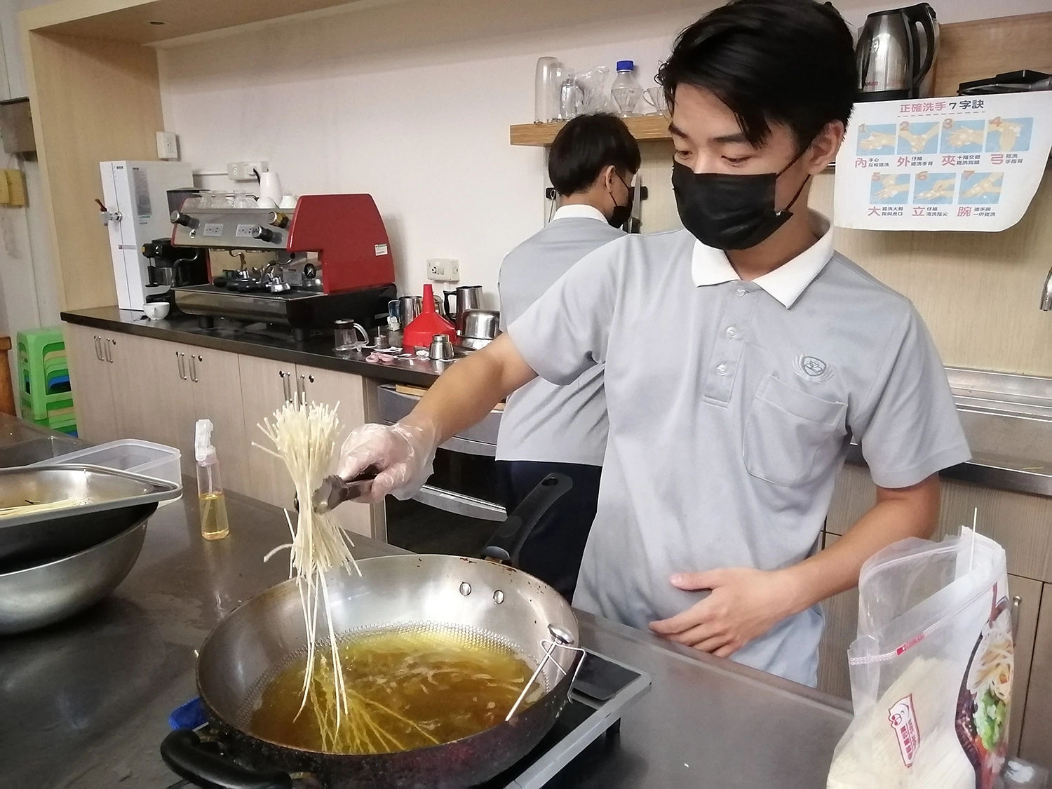 將麵條油炸至金黃,再灑上調味粉,就是美味道地的Mie Lidi (炸麵條)。
