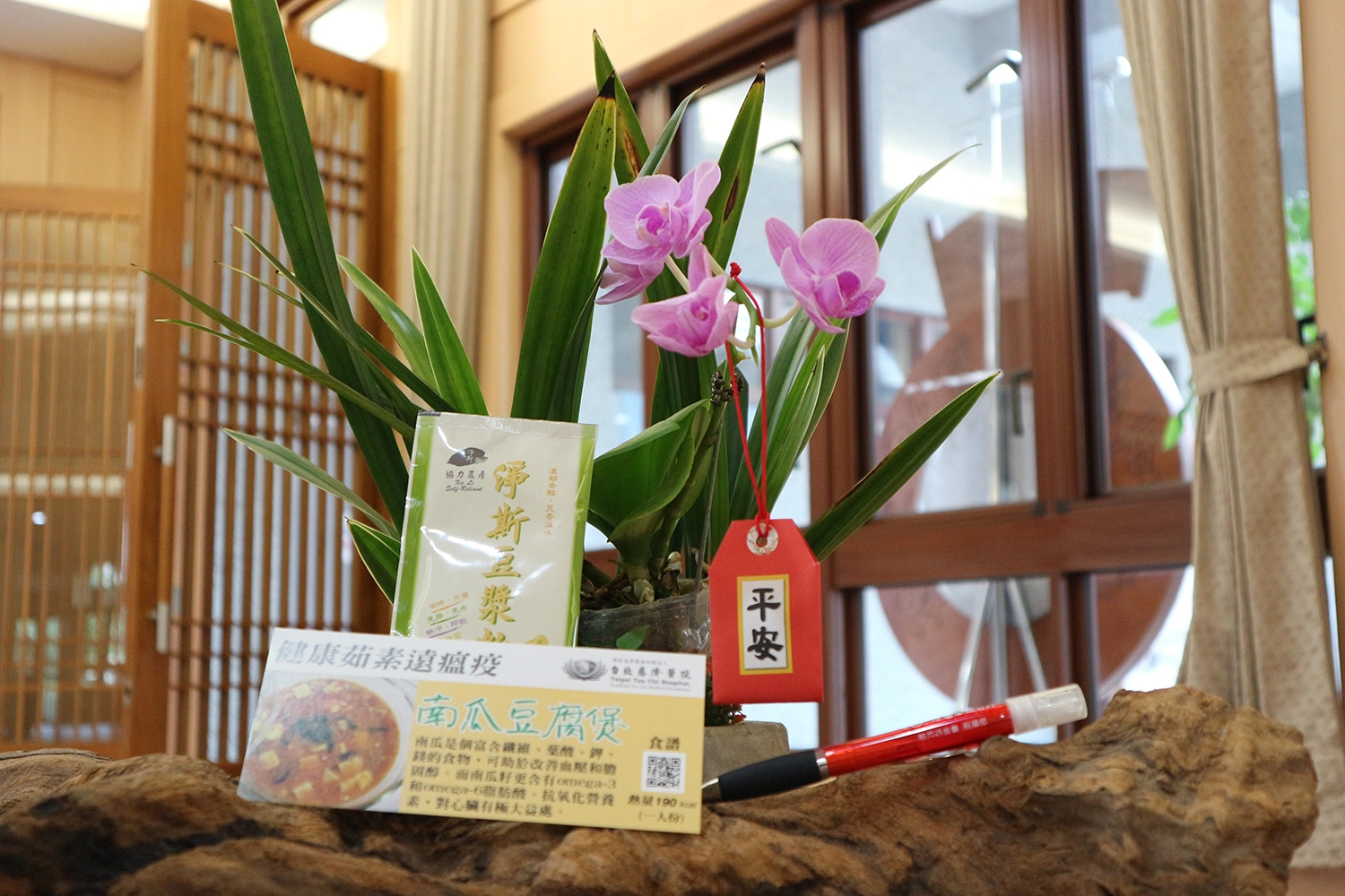 考量到將有許多青年朋友前來進行BNT疫苗接種,慈濟在準備結緣祝福小物上,也特別加入巧思,新增了酒精筆(右一),讓青年朋友隨身清潔消毒更便利。
