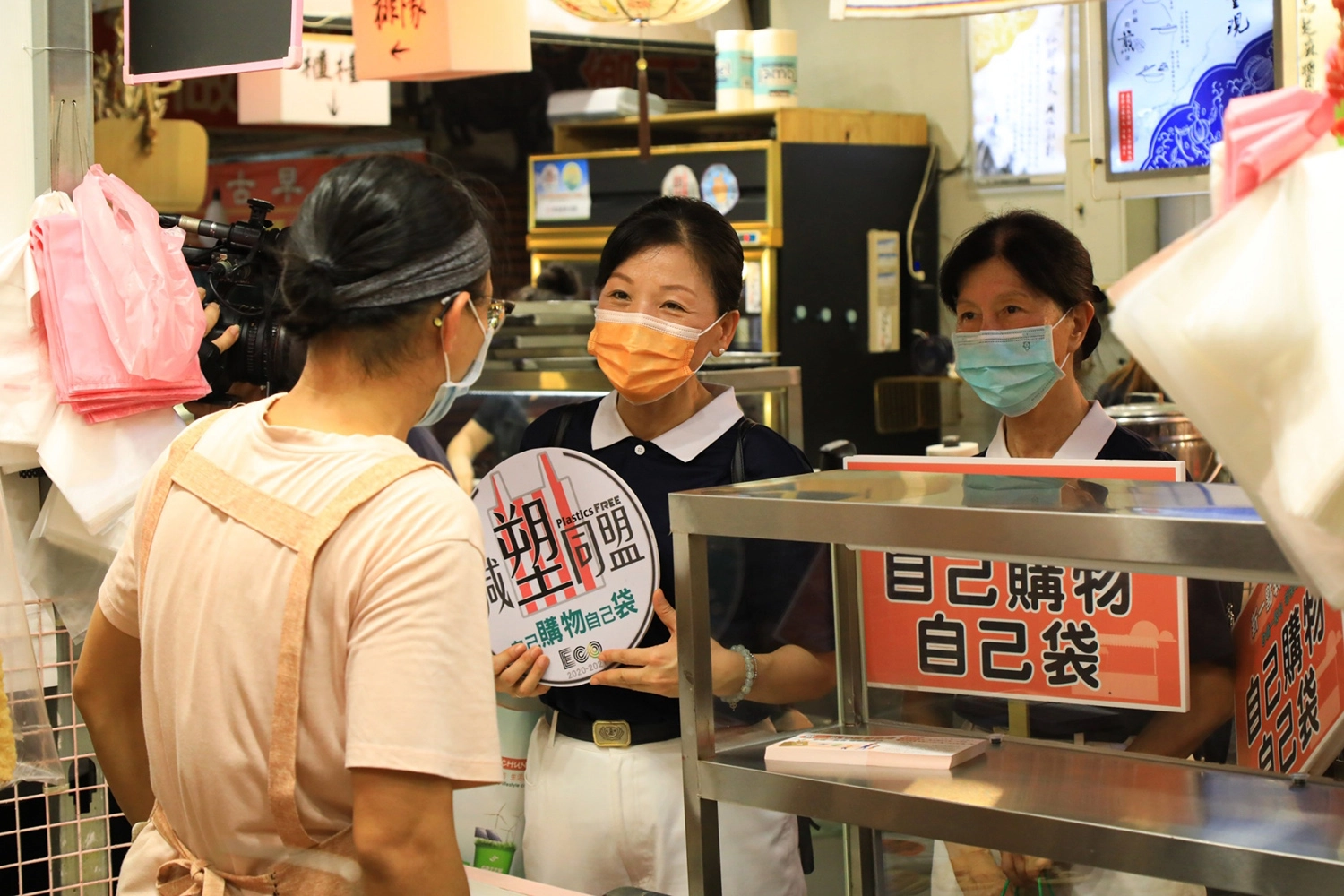 台中市環境保護局結合環保署、慈濟基金會於10月15日在新一點利黃昏市場舉辦「自備一點利、環保超給力」的減塑活動,慈濟志工向民眾推動自行帶購物袋、容器。(攝影:楊凱誠)