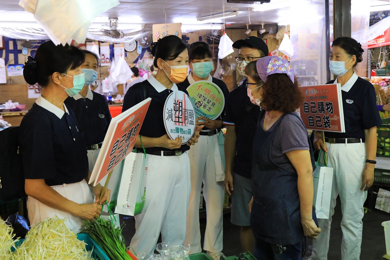台中市環境保護局結合環保署、慈濟基金會在新一點利黃昏市場舉辦「自備一點利、環保超給力」的減塑活動,共117家攤商響應加入。(攝影:楊凱誠)