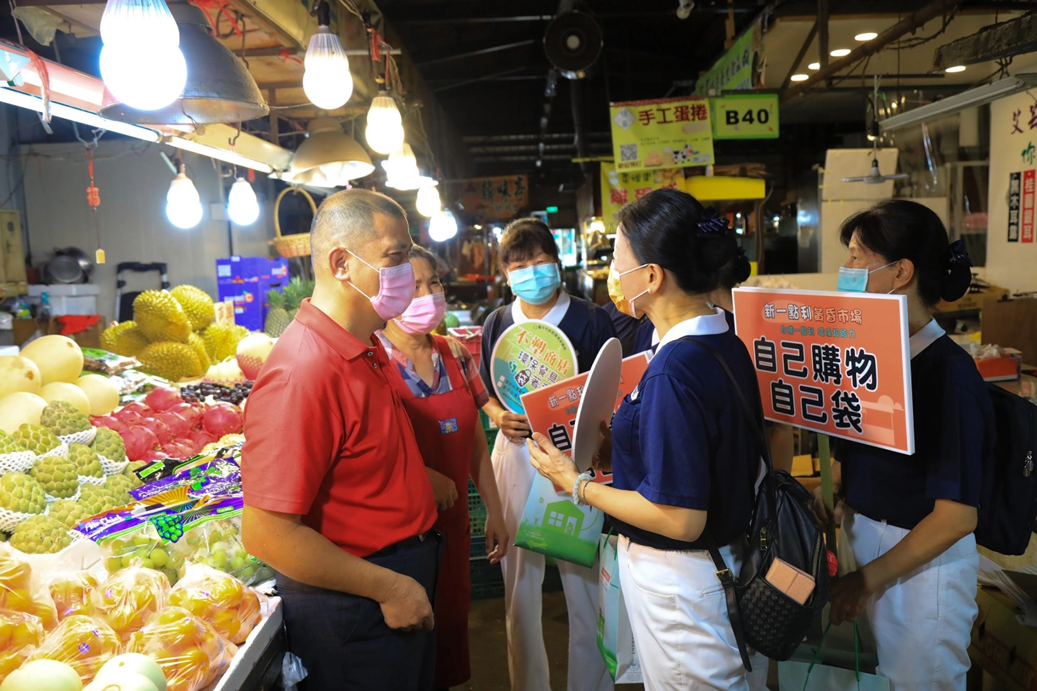慈濟志工向民眾推動自行帶購物袋、容器。(攝影:楊凱誠)