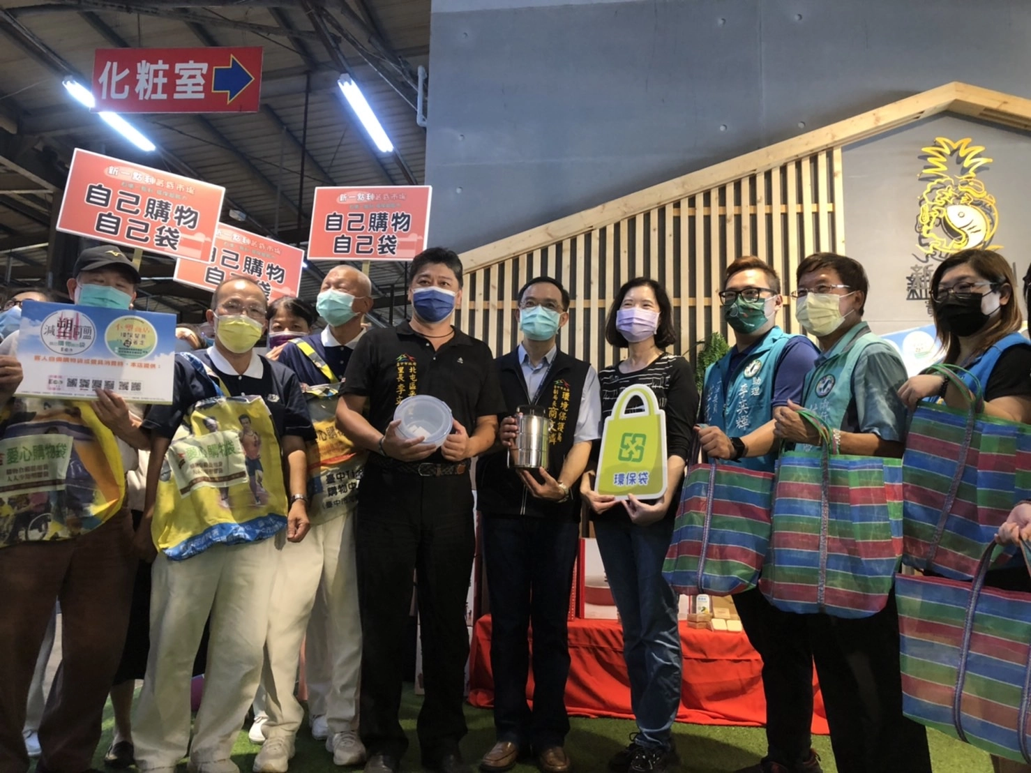 台中市環境保護局結合環保署、慈濟基金會於10月15日在新一點利黃昏市場舉辦「自備一點利、環保超給力」的減塑活動,共117家攤商響應加入。(撰文:許美惠)