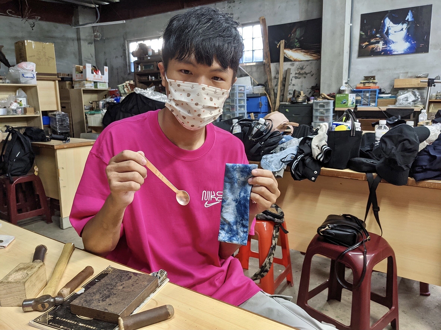 青年圓夢之旅帶自立青年至甘樂文創體驗人生中首次的金工手作。