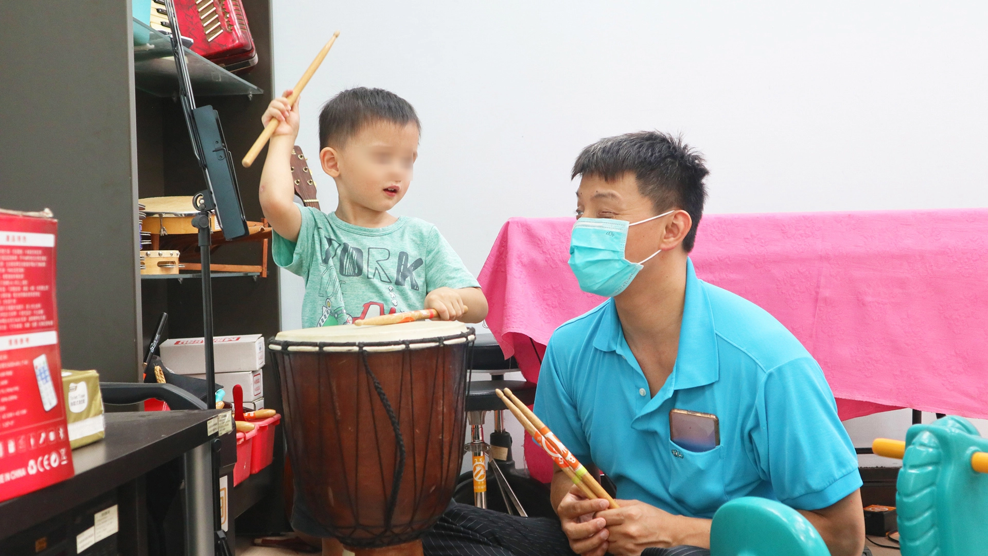 視障爸爸黃昶豪期盼透過潔牙課程,陪伴孩子克服恐懼,做好牙口護理。