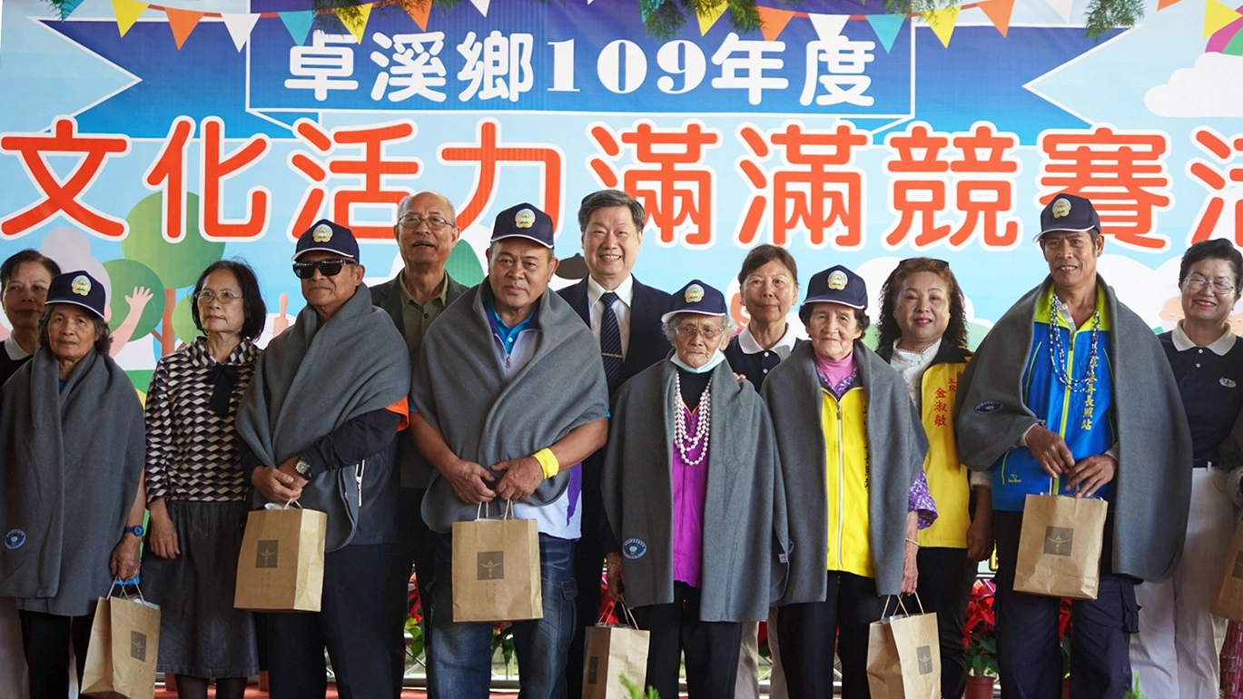 慈濟札根慈善,團隊花了十年的時間深入部落、社區關懷,並以建立部落公衛保健的角度,結合部落耆老們一起勸導部落人們戰勝酒癮,推動「以茶代酒」