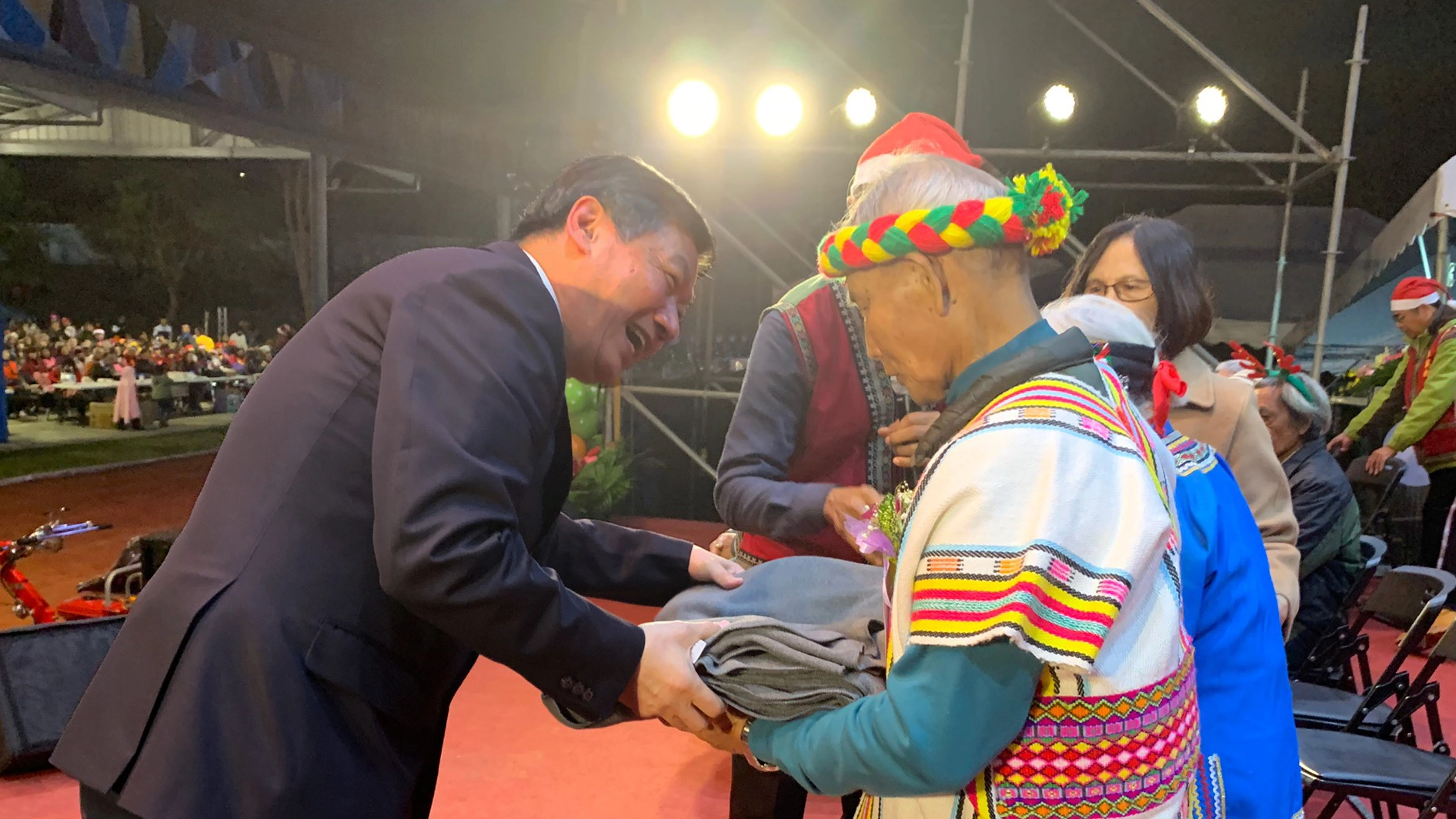 長年參與部落活動,慈發處主任呂芳川,在聖誕晚會上,為結婚五十年以上的長者夫婦送上環保毛毯與祝福。