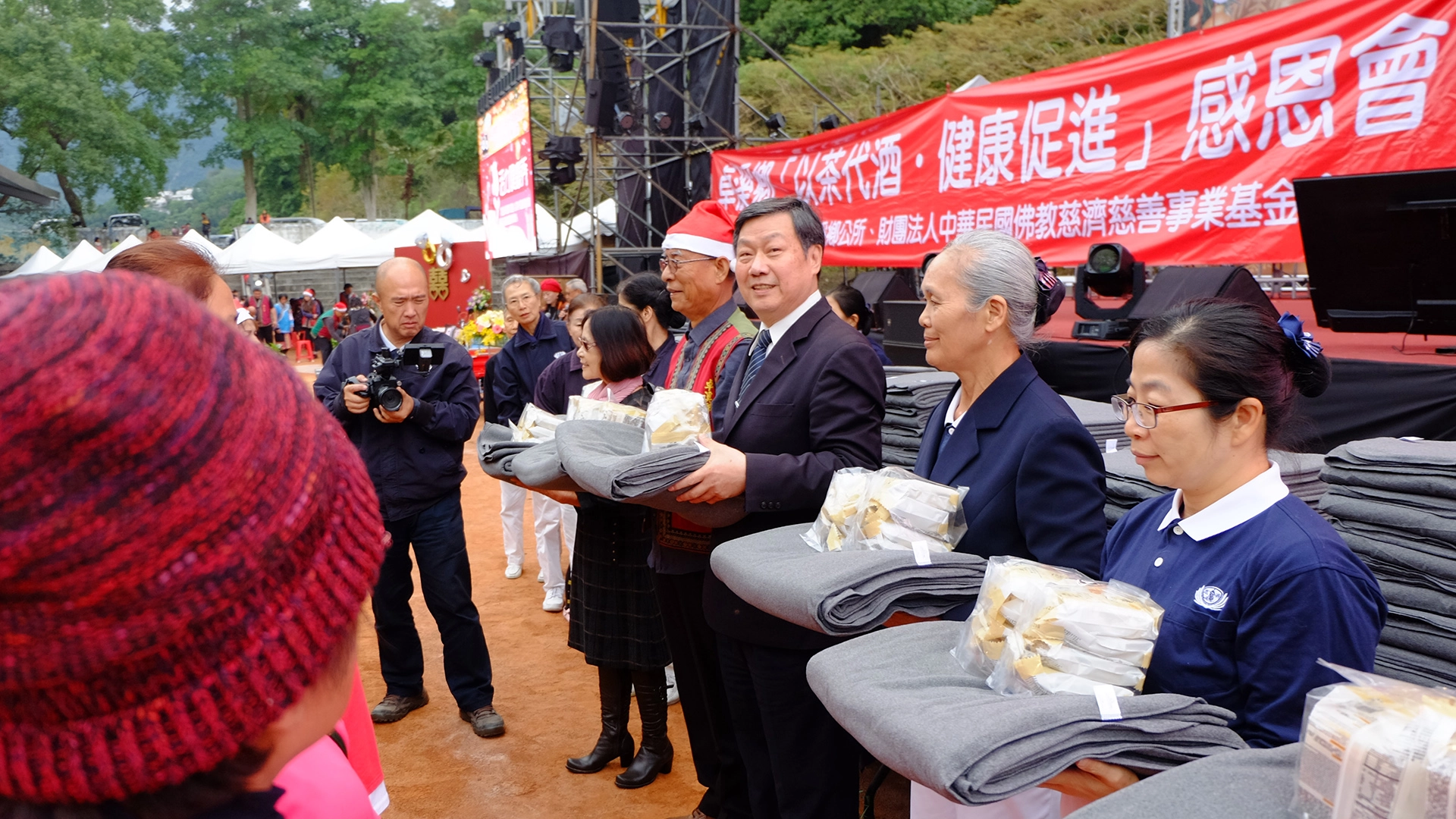 由卓溪鄉公所與慈濟慈善基金會主辦的「以茶代酒‧健康促進」感恩會,慈濟贈予茶友會志工香積麵及毛毯,感恩各村志工持續投入節酒宣導行列,以此來帶動鄉親共同營造一個永續健康的族群與原鄉。