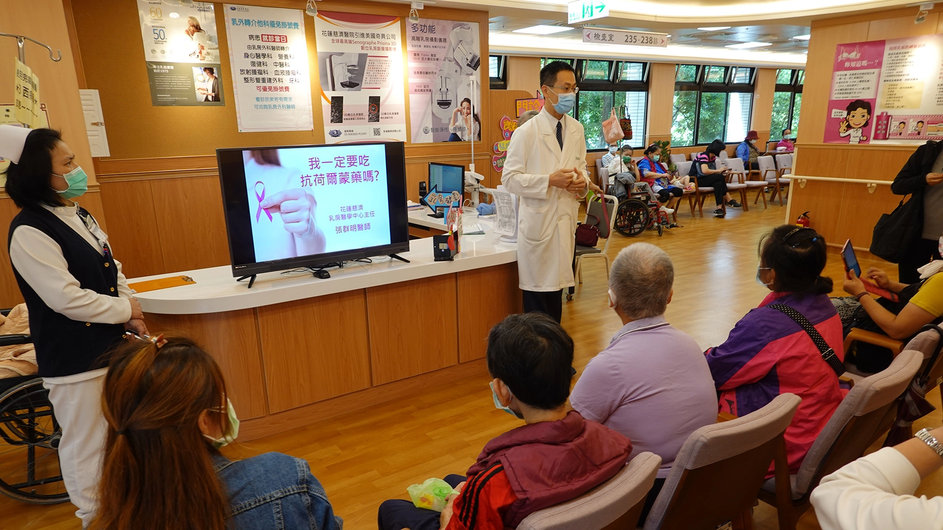 花蓮慈濟醫院乳房醫學中心,19日舉行乳房衛生教育課,由乳醫中心主任張群明講解乳房保健常識,不少民眾到場全程聆聽。